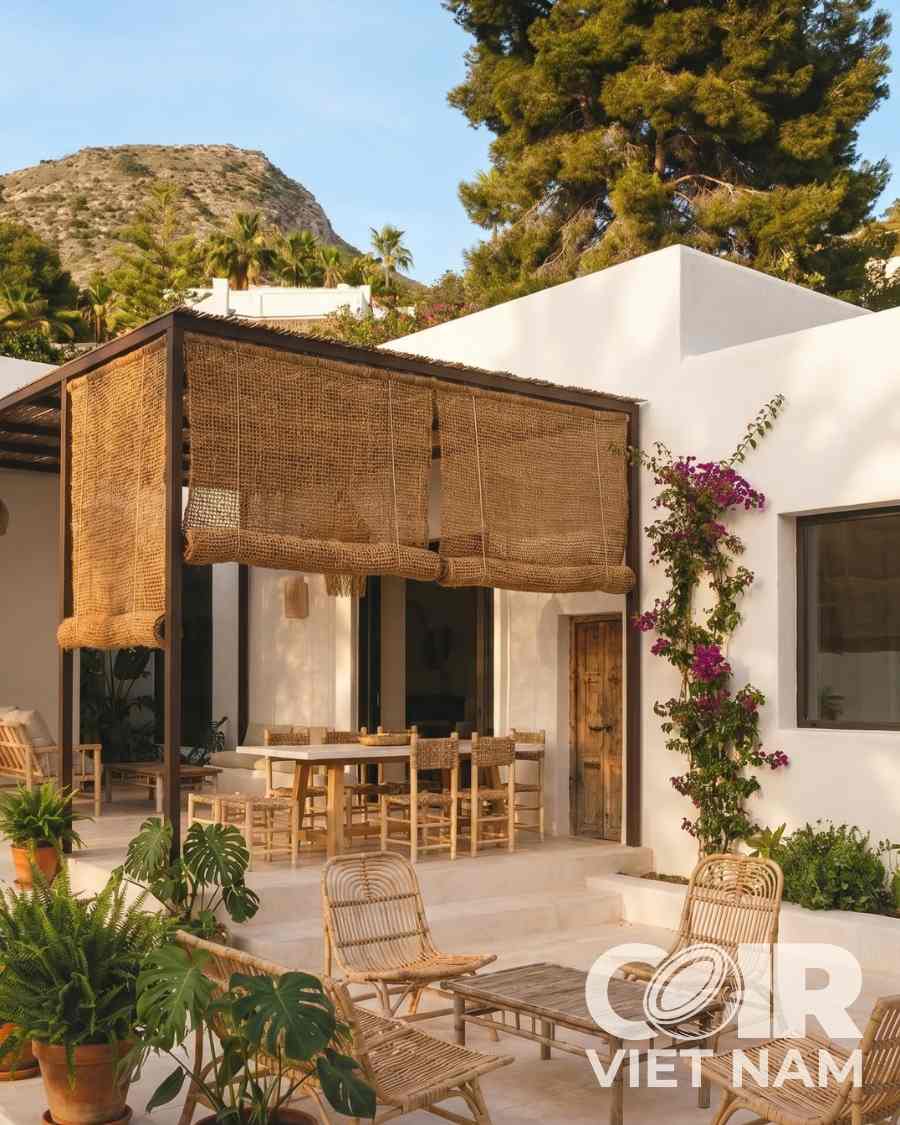 Outdoor Handwoven Roll-Up Coconut Fiber Curtain with Metal Pulley System